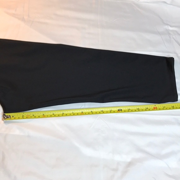 MOTION WEAR Adult Medium Black Capri Leggings - Picture 6 of 8